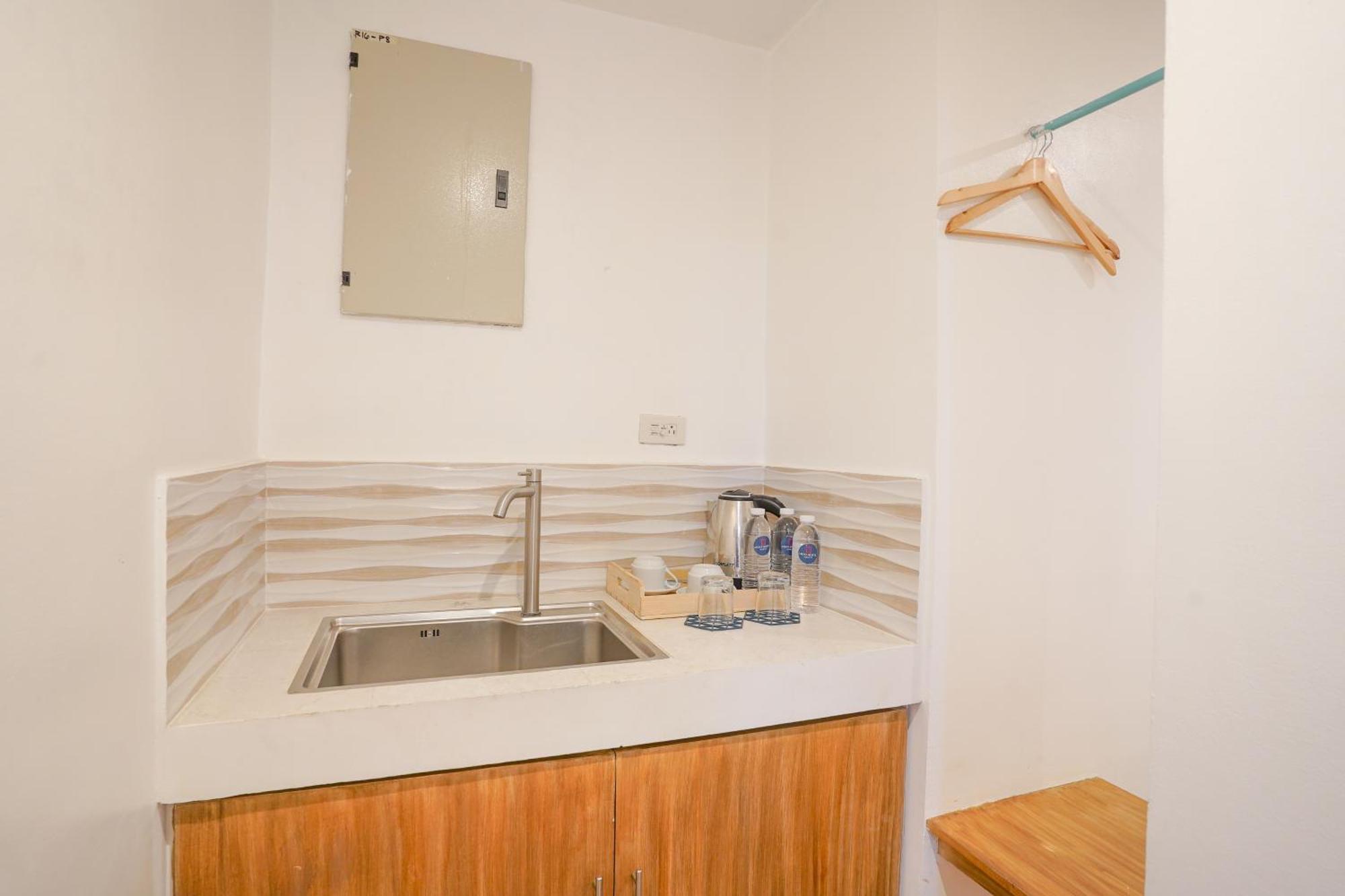 Arzo Hotel Premier Makati City Екстер'єр фото